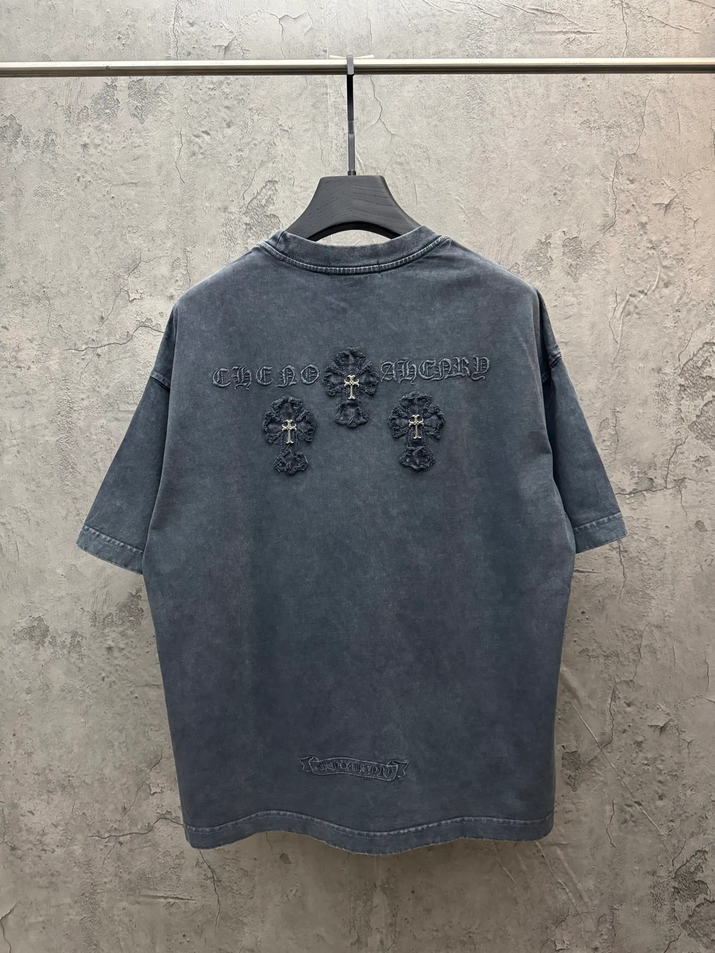 P230 top version, real shot without P, ​​different from market currency) 𝗖𝗵𝗿𝗼𝗺𝗲 𝗛𝗲𝗮𝗿𝘁𝘀/Croxin 2026 spring new original single counter American washed patch embroidered couple short sleeves 👑The highest version! Customized fabric 320 grams, washed and fried. Best-selling model at the counter. Very comfortable to wear. Accessories: Original molded and authenticated collar label➕100% silk wash label. Genuine purchase-grade original hangtag➕matching hanging rope➕3D hanging beads➕original packaging bag. Craftsmanship: The original version has consistent wiring! The highest version of the armhole matching technique! Color: Gray Black Size: S M L XL Style No.: 6609